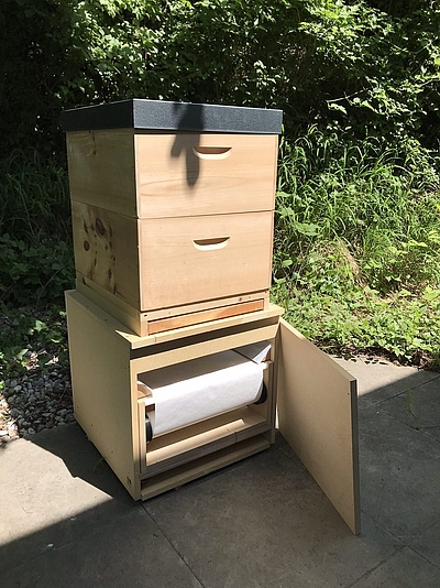 Smarter Sockel mit Bienenstock