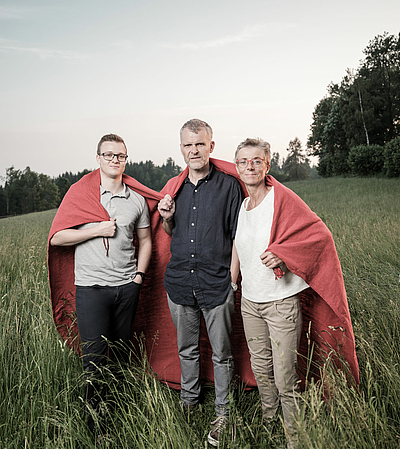 Franz, Reinhard und Helga Honeder auf jenem Grundstück in Engerwitzdorf, auf dem bald gebaut wird © Maybach